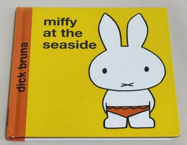 画像1: 【英語絵本】Miffy at the Seaside（ミッフィー）｜海辺で砂・貝・城を楽しむ英語リズム絵本 (1)